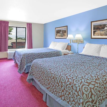 Days Inn By Wyndham Madison Ne/Windsor Exteriör bild