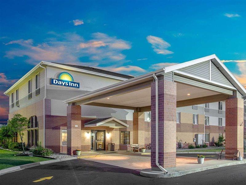 Days Inn By Wyndham Madison Ne/Windsor Exteriör bild